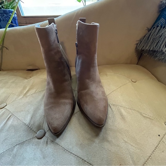 Madden Girl Winwood Women’s 9 Tan Ankle Taupe Bootie Boots - Picture 2 of 10